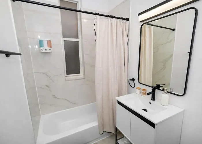 Modern 3br King Near United Center